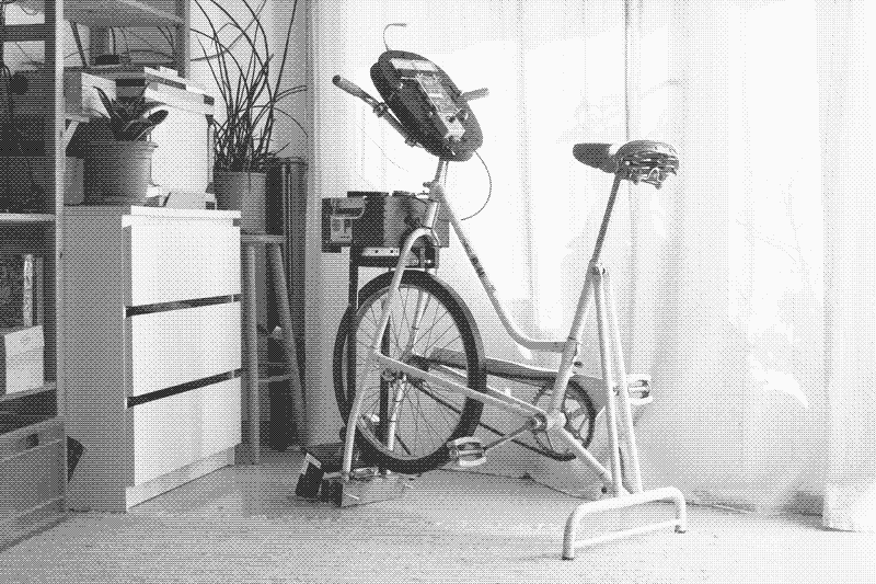 Велосипед-генератор-гостиная-комната.png