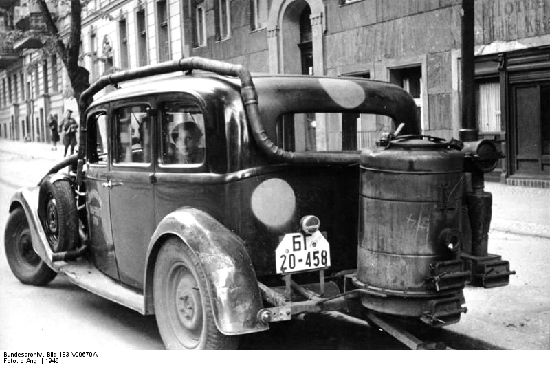 A wood-gas powered car, Berlin, 1946. Bundesarchiv, Bild 183-V00670 (CC-BY-SA 3.0).