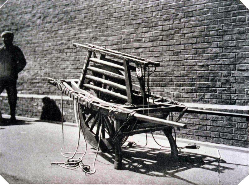 Image: A Chinese wheelbarrow in Shanghai, 1910. Institut d’Asie Orientale / Lyon Institute of East Asian Studies.