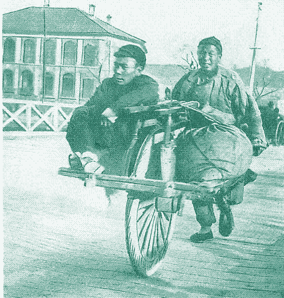 Image: The Chinese wheelbarrow was used to transport people and cargo. Image from 1880. Institut d’Asie Orientale / Lyon Institute of East Asian Studies.
