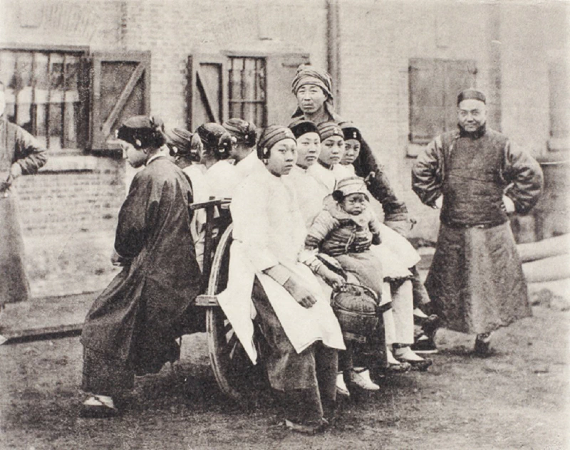 Urban transportation by wheelbarrow, 1907. University of Bristol - Historical Photographs of China, reference number: Bk05-02. From the book ‘Shanghai’ (published by Max Nössler, c.1907).