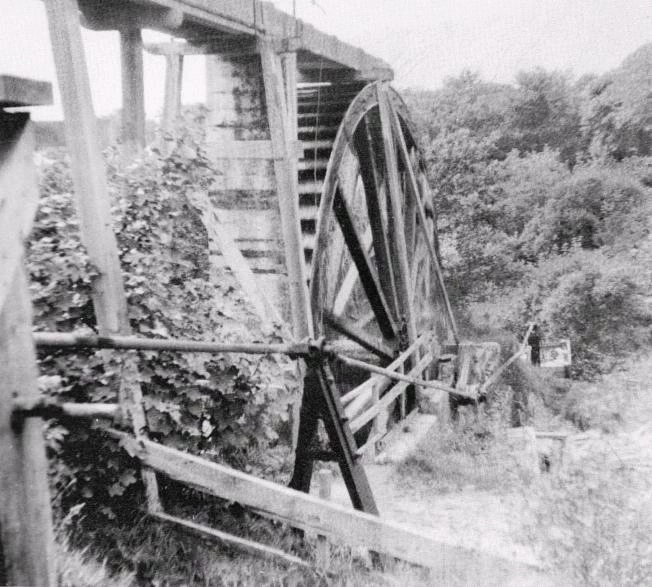 In the foreground: a flat rod supported on a rocking post at Carloggas