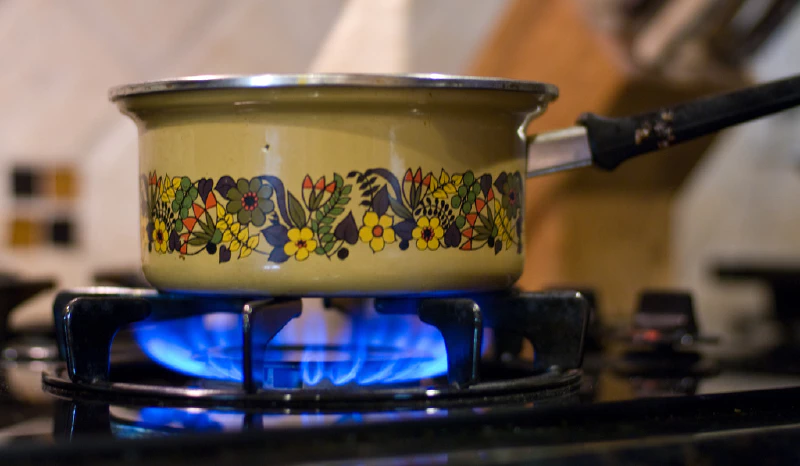 Gas stoves have the largest heat transfer losses of all modern cooking stoves. Image: Ashley Bischoff @ Flickr.