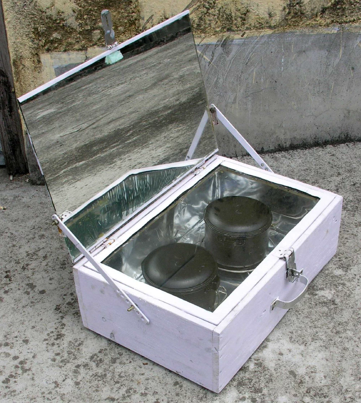 A low-tech solar box cooker. Image: Wikipedia Commons.