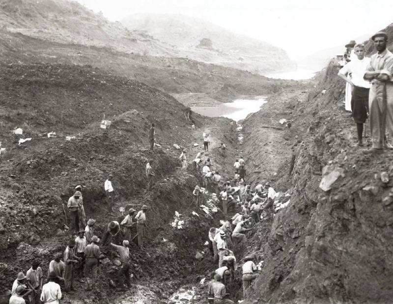 Digging the Panama Canal. Picture: National Archives.