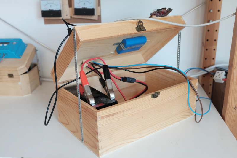 First prototype with lead-acid battery (12V 7Ah) on the left, and Li-Po UPS battery (3,7V 6600mA) on the right. The lead-acid battery provides the bulk of the energy storage, while the Li-Po battery allows the server to shut down without damaging the hardware (it will be replaced by a much smaller Li-Po battery).