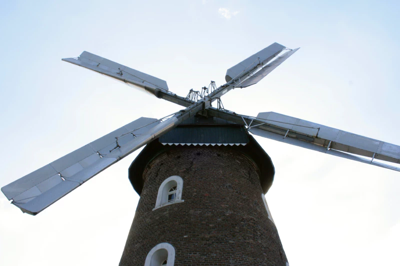 Improved windmill blade from the 1930s, designed by Kurt Bilau. The tower is made of stone, the sails are made of wood and aluminum. Image: Frank Vincentz (CC BY-SA 3.0).