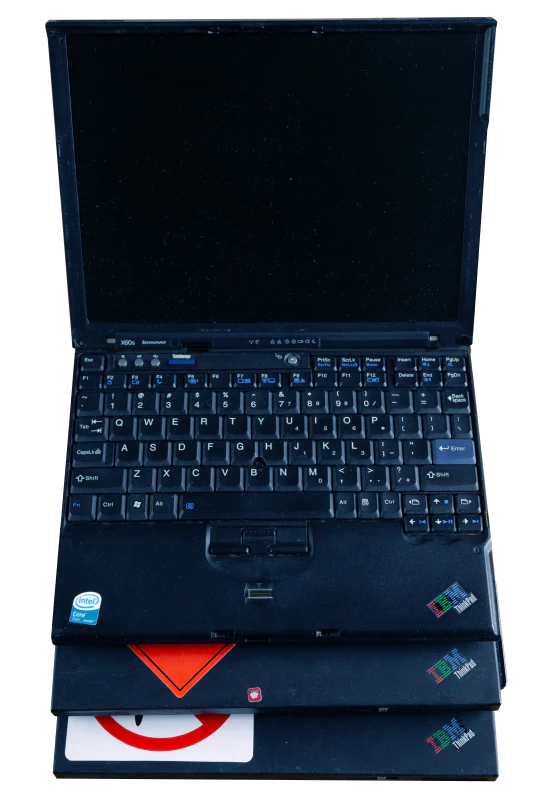 Image: Three identical 2006 laptops, all in working order, for less than 200 euros.