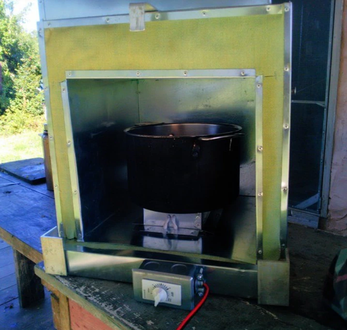 Image: The Roxy Oven without the door and with the glass wool insulation visible. The device - made in the metal workshop with direct solar power - runs on 48V and requires a solar panel of 200 to 500 watts. Living Energy Farm also offers Sunstar&rsquo;s solar refrigerator for sale online.