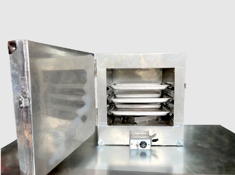 Image: Inspired by Cal Poly&rsquo;s work, Living Energy Farm also developed a number of electric solar cookers, one of which they offer for sale through their website. The Roxy Oven can be used as a hotplate or an oven, for example for baking bread. The door also remains closed when used as a hot plate. This solar cooker has no energy storage.