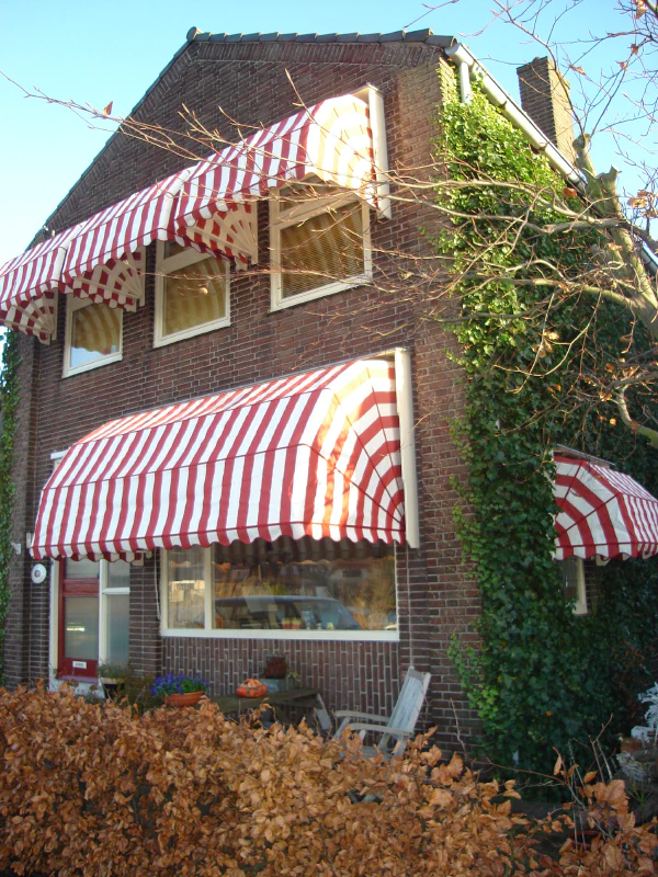 Image: A house with awnings in Rotterdam, the Netherlands, 2014. Image credit: Marcvantveer (CC BY-SA 3.0).