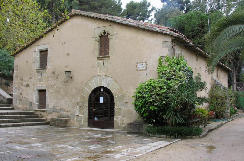 Image: A traditional “Masia” in Arenys de Mar, Catalonia, Spain. Constructed in 1570, it features very thick walls and small windows, which help keep the indoor temperature more stable throughout the year. Image by Ainhoa P (CC BY 2.0).