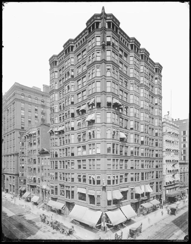 Image: The Tacoma Building in Chicago, 1905. The awnings were later replaced by airconditioning units. Image in the public domain.