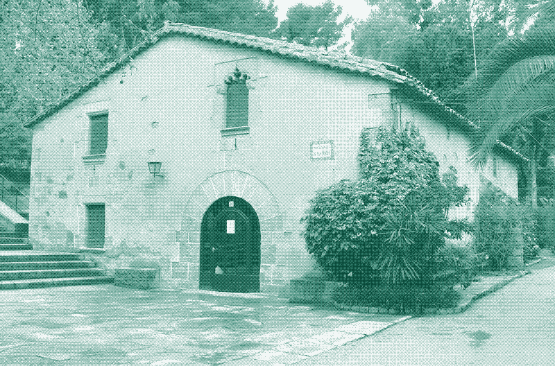 Image: A traditional “Masia” in Arenys de Mar, Catalonia, Spain. Constructed in 1570, it features very thick walls and small windows, which help keep the indoor temperature more stable throughout the year. Image by Ainhoa P (CC BY 2.0).