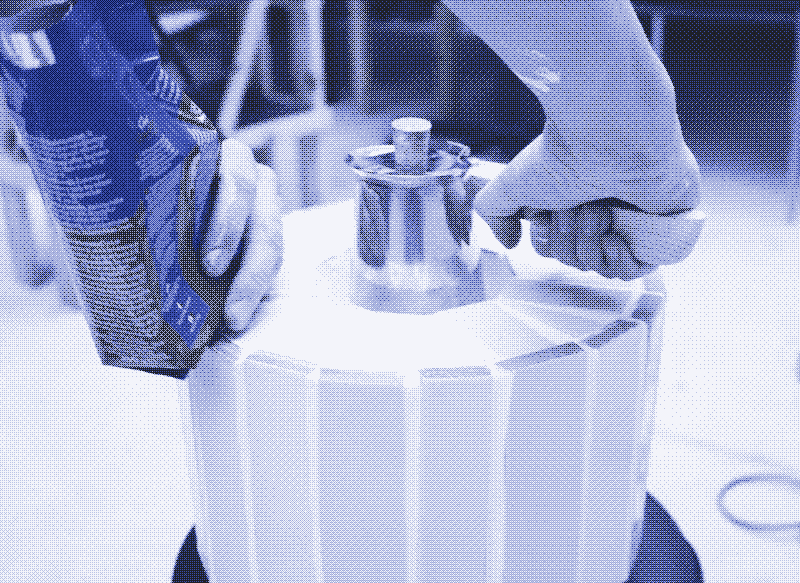 Image: Unscrewing the top part of the moka pot. Photo by Marie Verdeil.