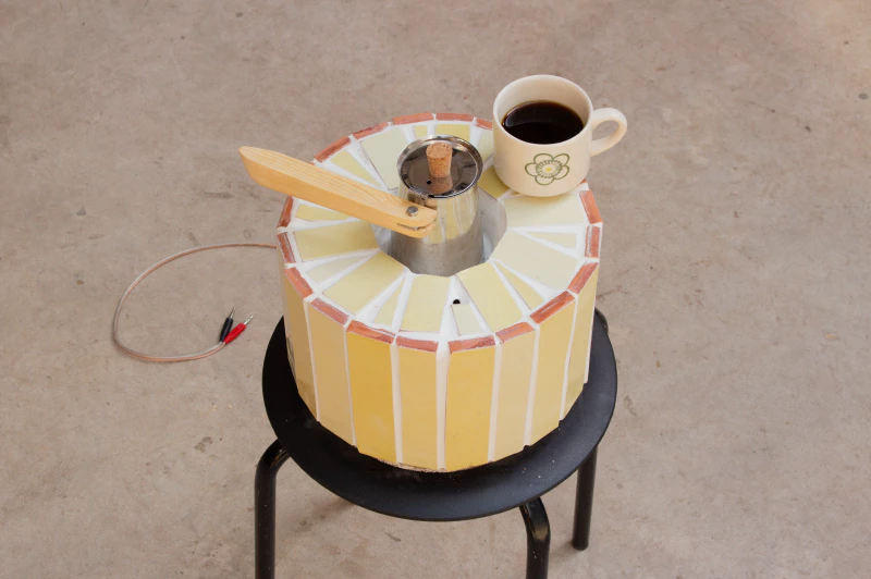 Image: The solar powered coffee maker that we build in this manual. Photo by Marie Verdeil.