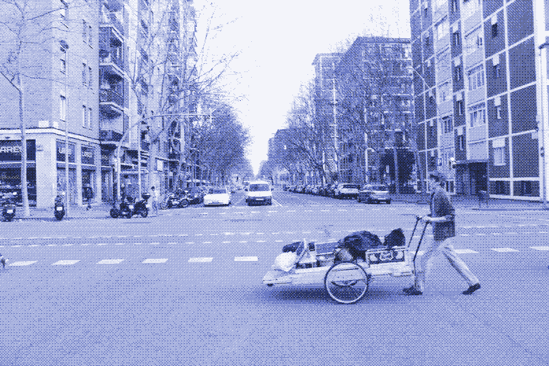 Images: Kris De Decker drives the handcart through Barcelona. Photos by Guillaume Lion.