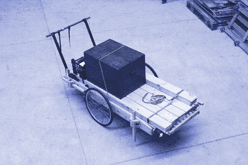 Images: The handcart with various cargoes. Upper left: a 6m2 wooden floor and a chest. Upper right: 3-meter-long wood beams. Below: A heated table ready for transport.