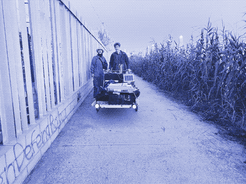 Image: Kozimo and Kris De Decker with Low-tech Magazine&rsquo;s handcart, halfway through a 30 km trip along the coast of Spain. Photo by Linda Osusky.