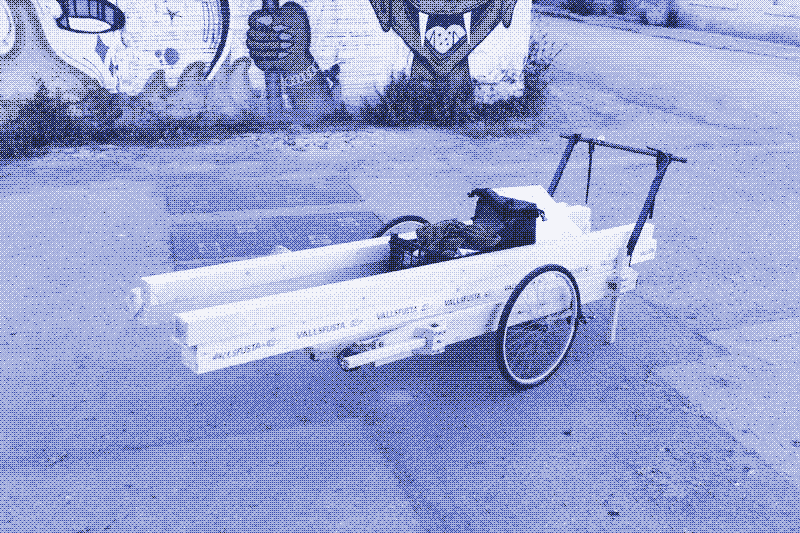 Images: The handcart with various cargoes. Upper left: a 6m2 wooden floor and a chest. Upper right: 3-meter-long wood beams. Below: A heated table ready for transport.