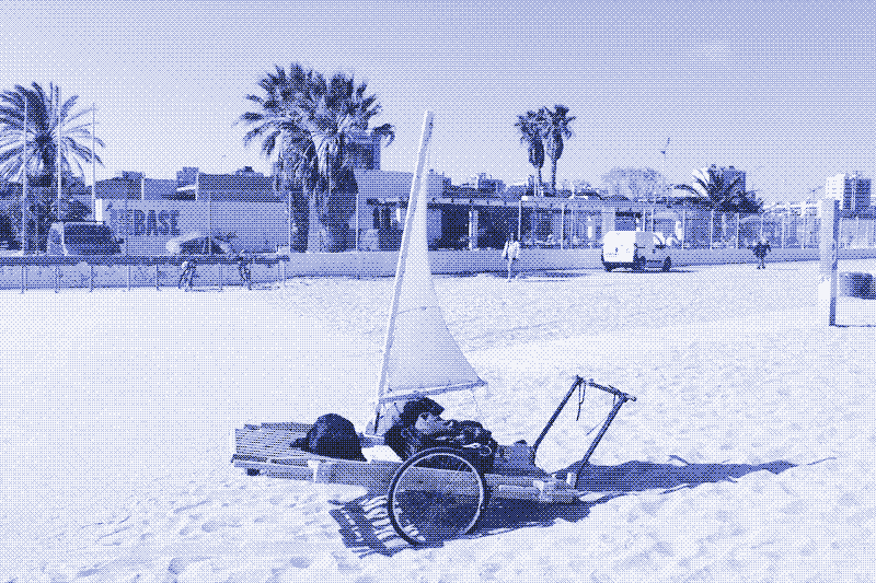 Images: The handcart with a 1m2 sail. Model: Iris De Decker. Photos by Kris De Decker.