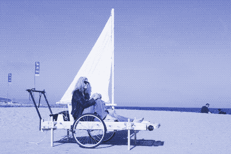 Images: The handcart with a 1m2 sail. Model: Iris De Decker. Photos by Kris De Decker.