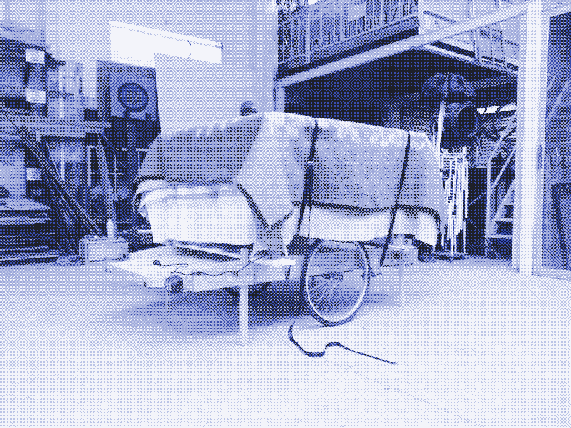 Images: The handcart with various cargoes. Upper left: a 6m2 wooden floor and a chest. Upper right: 3-meter-long wood beams. Below: A heated table ready for transport.