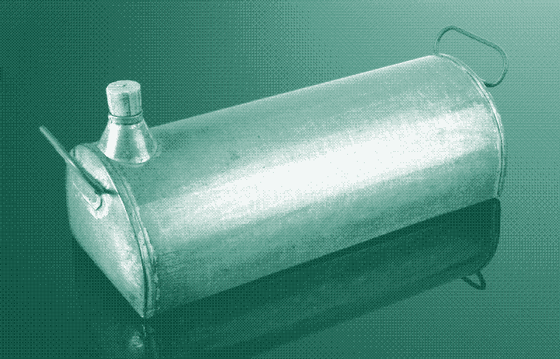 Dieser Fußwärmer (aus dem Jahr 1927) wurde in Krankenhäusern verwendet, um Patienten warm zu halten. Der aus verzinntem Eisen gefertigte Wärmer wurde mit heißem Wasser gefüllt und mit einem Stöpsel verschlossen. Herstellungsort: Glasgow, Schottland, Großbritannien. Quelle: Science Museum, London. (CC BY 4.0). https://wellcomecollection.org/works/mfjujndv