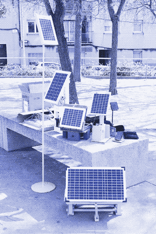 Bild: Eine Sammlung selbstgebauter Trägerkonstruktionen für Solarmodule. Foto von Marie Verdeil.