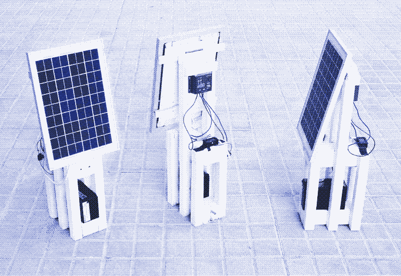 Bild: Solarmodul mit Laderegler und Bleiakkumulator. Foto von Marie Verdeil.
