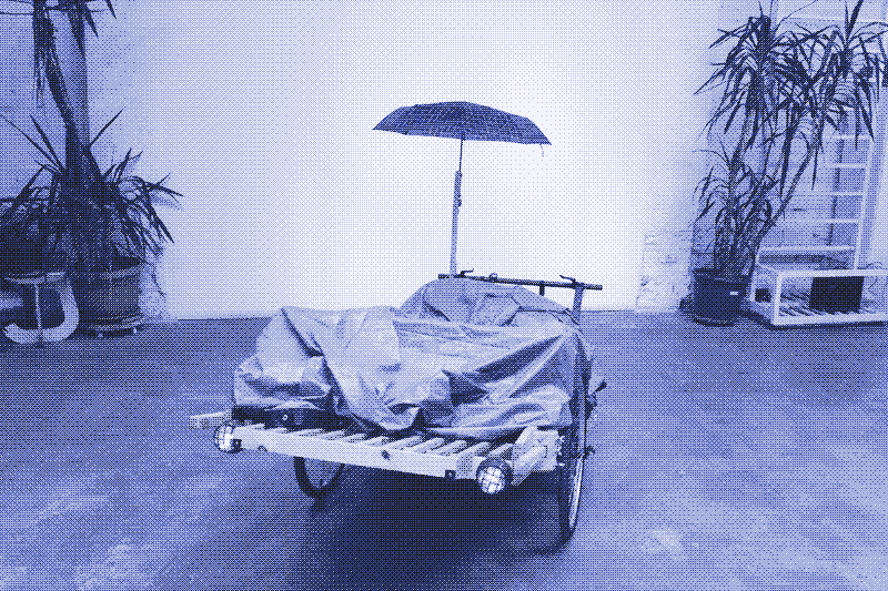 Bild: Die Handkarre mit Regenschutz. Foto: Kris De Decker.