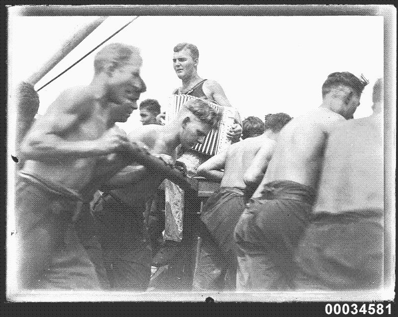 Des marins utilisant un cabestan pour hisser les voiles à bord du Magdalene Vinnen. La photo fait partie de la collection Samuel J. Hood Studio de l’Australian Maritime Museum