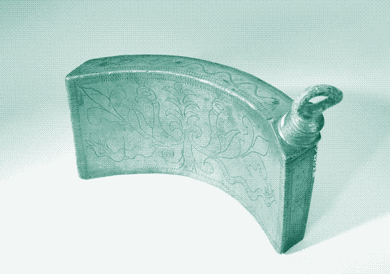 Bolsa de agua caliente rectangular curva, Francia, 1751-1810. Hecha de estaño y plomo, esta bolsa de agua caliente está grabada con aves y plantas, y tiene una forma curva para adaptarse cerca del cuerpo. Fuente: Museo de Ciencia, Londres. (CC BY 4.0). https://wellcomecollection.org/works/g5ufhayn.