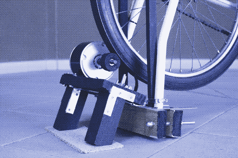 Imagen: La transmisión por fricción: un pequeño rodillo conectado al eje del generador y presionado contra el volante de inercia.