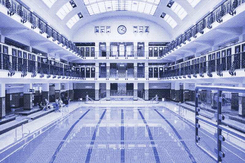 Imagen: Interior restaurado del Amalienbad en Viena, Austria, construido en 1926. Era uno de los baños públicos más grandes de Europa en su época, con una capacidad para 1.300 bañistas simultáneamente. El techo original podía abrirse en condiciones de buen tiempo. Imagen de Schwimmschule Steiner (CC BY-SA 4.0).
