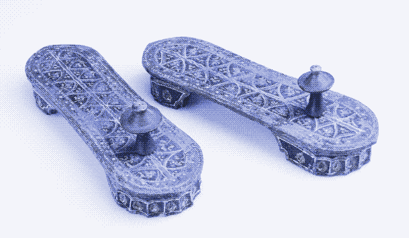 Imagen: Sandalias de baño para mujer, Arabia Saudita. Los suelos con calefacción de los hammams eran demasiado calientes para caminar descalzos. Fuente: Wereldmuseum (CC BY-SA 4.0).