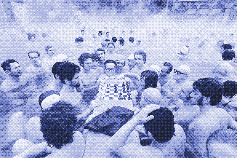 Jugando al ajedrez en los Baños Széchenyi de Budapest, Hungría, década de 1970. Foto de Kereki Sándor. Encontrada en Fortepan.