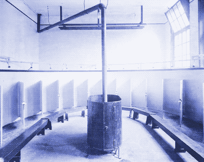 Imagen: Cabinas de ducha en un baño municipal en Ámsterdam, Países Bajos. Stadsarchief Ámsterdam.