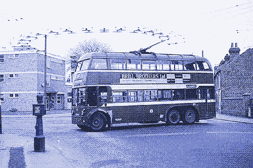 Image : Un trolleybus à étage.
