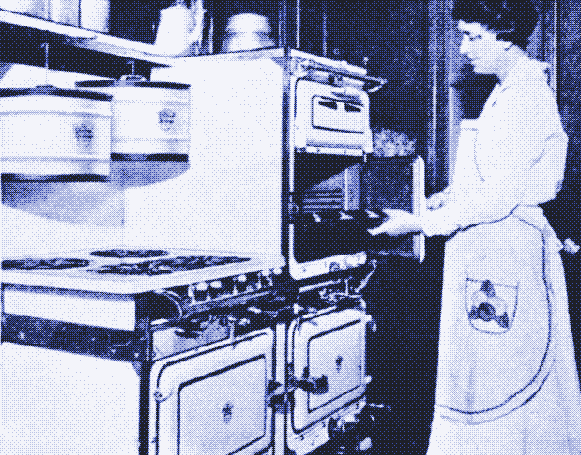 Une cuisinière à gaz sans feu Chambers des années 1910. Les hottes isolantes étaient abaissées sur les brûleurs.