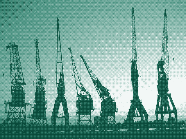 Grues hydrauliques dans le port d’Anvers. Image : Low-tech Magazine.