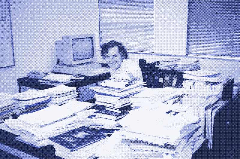 L’ingénieur informatique, Bob Braden, à son bureau en 1996. Photo : Carl Malamud.
