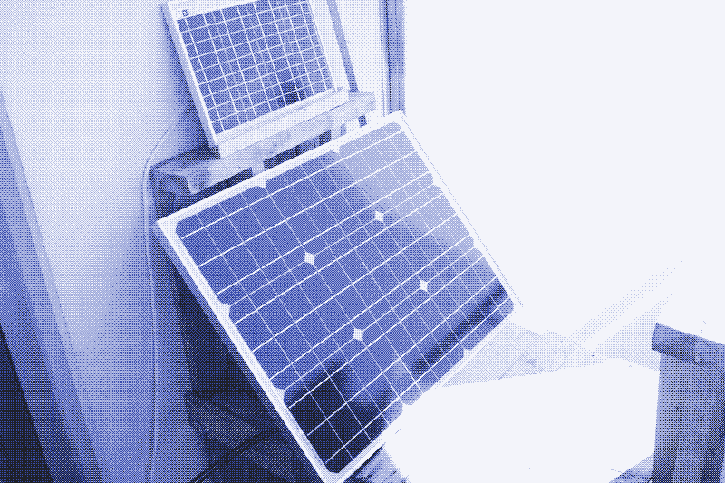 Image: Le panneau photo-voltaïque solaire de 50 W. Au-dessus, un panneau de 10 W qui alimente un système d’éclairage.