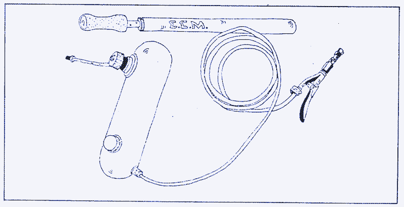 Une douche à brumisation portable des années 70, mise sous pression à l&rsquo;aide d&rsquo;une pompe de vélo. [^7]