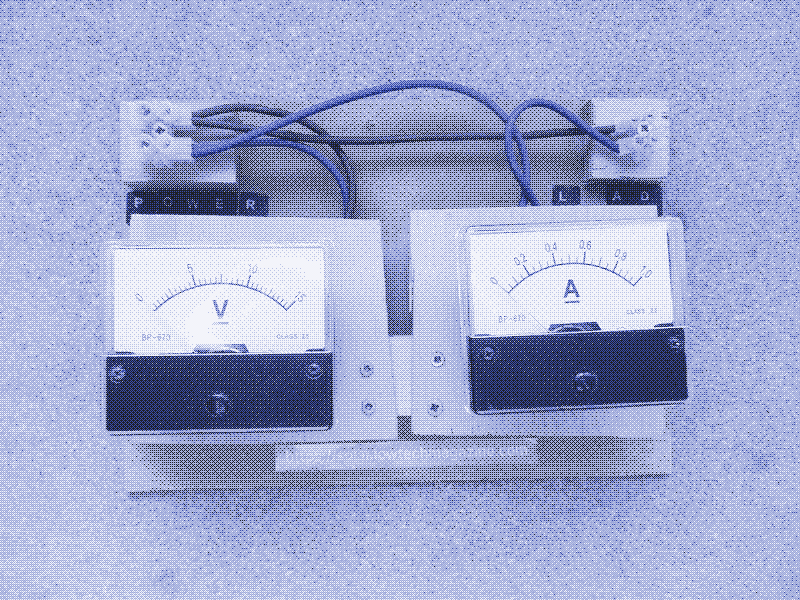 Image : Compteur de tension et de courant analogique (max 1A). Photo par Kris De Decker