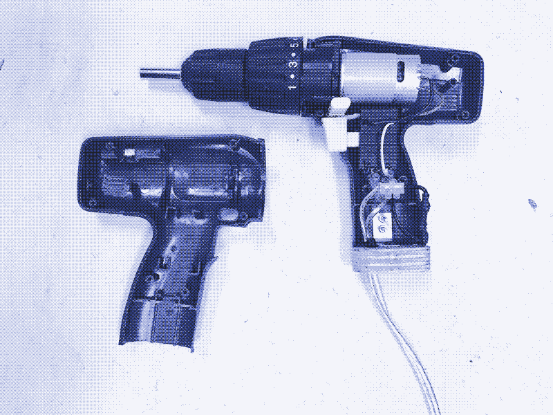 Image : Une perceuse électrique convertie pour fonctionner en courant continu basse tension. Photo : Marie Verdeil.
