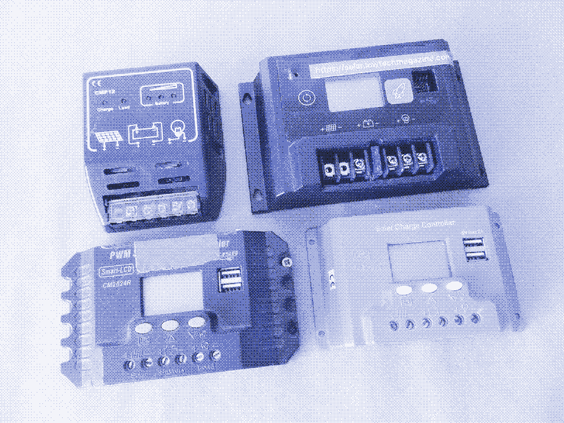 Image: Différents types de régulateurs de charge solaire. Photo par Kris De Decker.