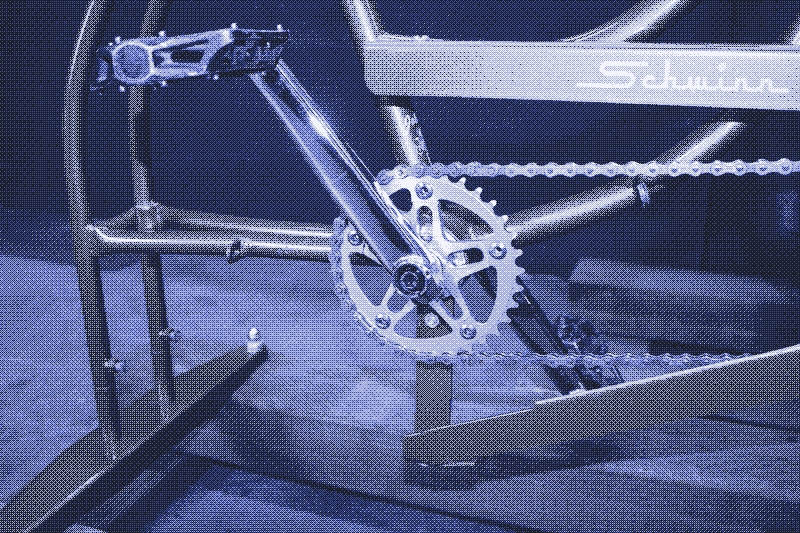 Image : Un vélo d’entraînement Schwinn des années 1970. Le pédalier d’origine a été remplacé par des bras de manivelle tubulaires Cr-Mo, un boîtier à roulements scellés, ainsi que des pédales à plateforme issues d’un vélo de course BMX. Photo d’Andy Lagzdins.