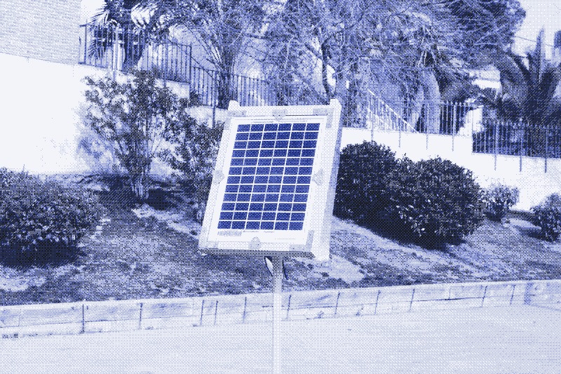 Image : Un panneau solaire maintenu par un cadre sur une vieille lampe IKEA. Photo par Marie Verdeil