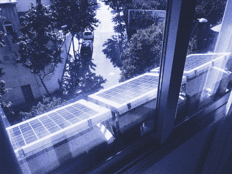 Image : trois panneaux solaires de 10W sur un rebord de fenêtre. Photo par Kris De Decker.